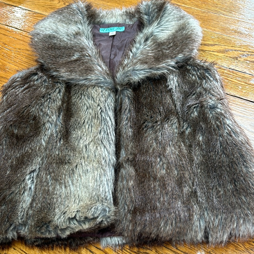 Aina be faux fur vest with collar. Hook and eye closure. Fully lined. Size Small
